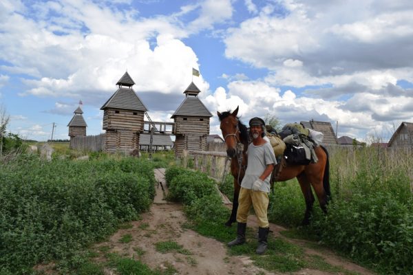 В пятницу, 13 июля китаец Цзин Ли, путешествующий по России на лошади, посетил Красный Яр.