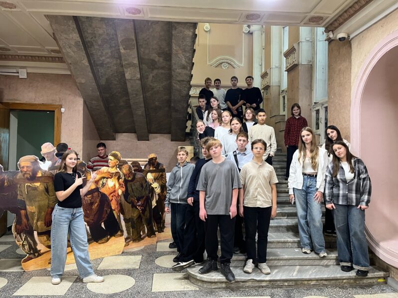 Ученики 8А класса ГБОУ СОШ с. Красный Яр посетили выставку «Бурлаки на Волге - выставка одного шедевра»